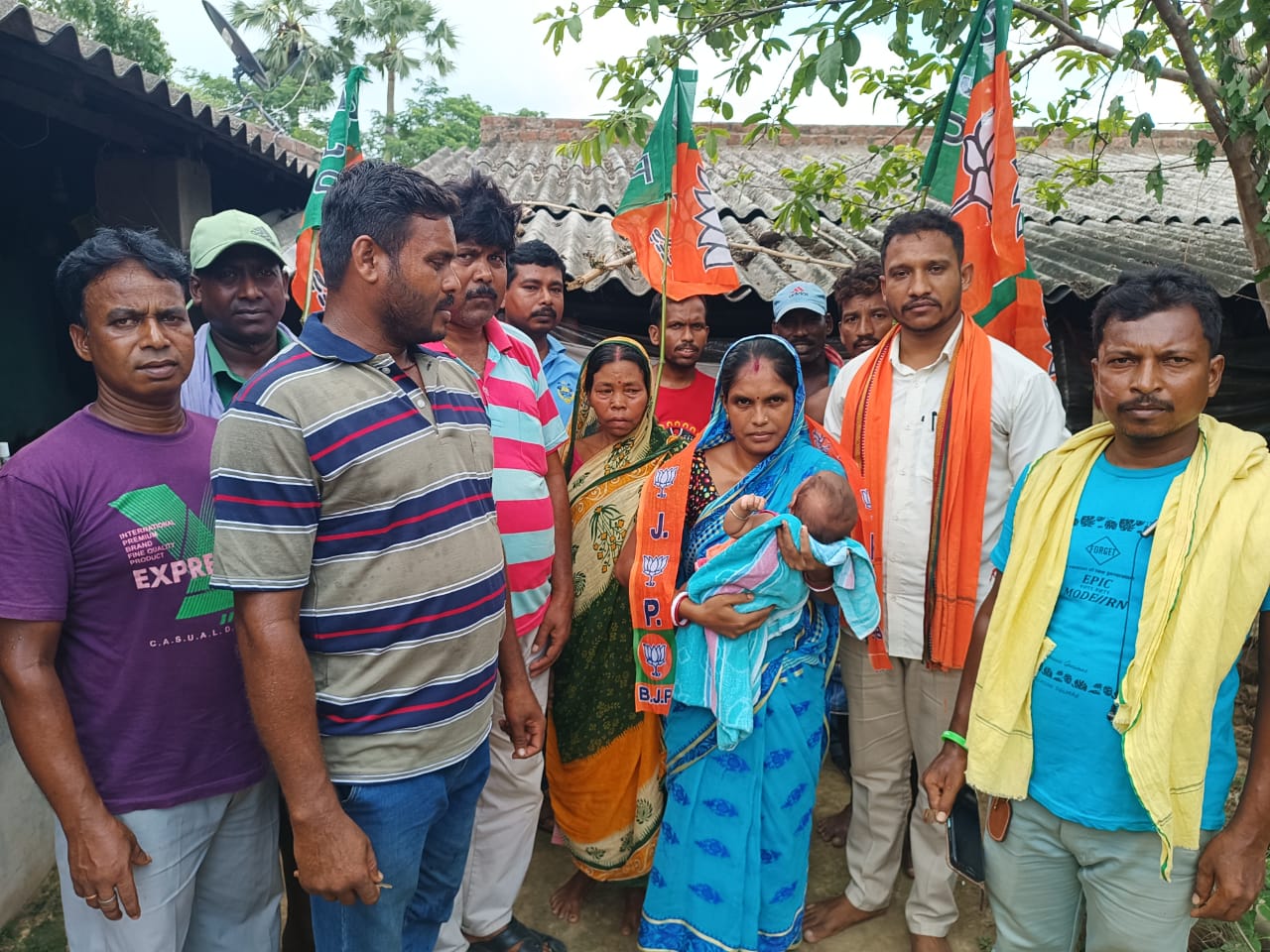 কোলে দেড় মাসের বাচ্চা নিয়ে দুর্নীতি মুক্ত পঞ্চায়েত গড়ার স্বপ্ন বিজেপি প্রার্থীর