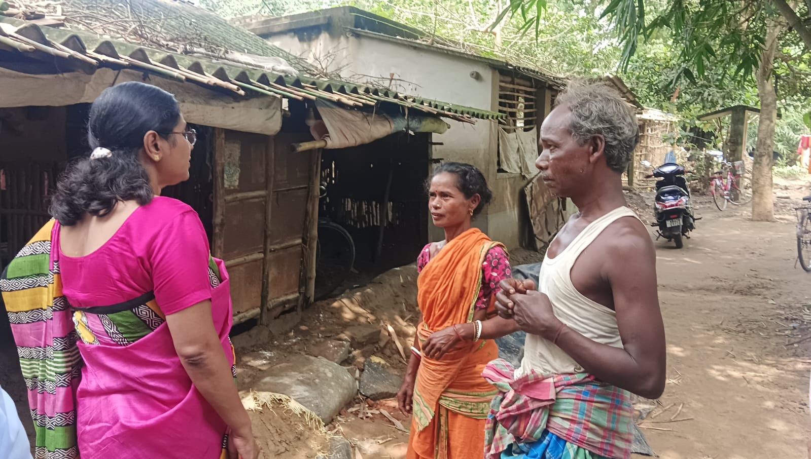 বন্যা পরবর্তী পরিস্থিতি খতিয়ে দেখতে জামালপুরে পূর্ব বর্ধমানের জেলা শাসক আয়েশা রানি